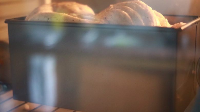 红茶奶酥吐司#面团的发酵之旅#,170度烤35分钟左右，奶酥容易上色，所以要注意中途加盖锡纸