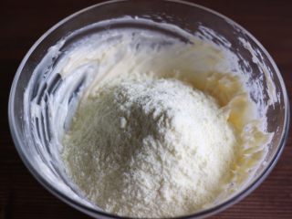 红茶奶酥吐司#面团的发酵之旅#,接着加入奶粉