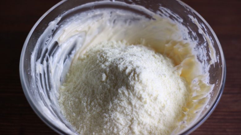 红茶奶酥吐司#面团的发酵之旅#,接着加入奶粉