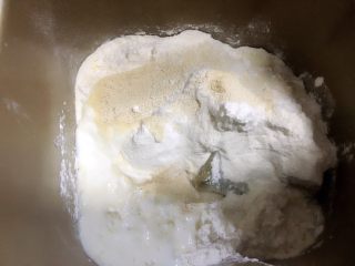 南瓜面包+⺀面团的发酵之旅″,所有的中种材料放入面包机中搅拌。三十分钟