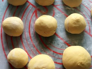 南瓜面包+⺀面团的发酵之旅″,分成十个面团再醒15分钟。