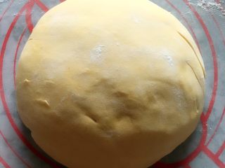 南瓜面包+⺀面团的发酵之旅″,拿出面团，排气一下醒半个小时。