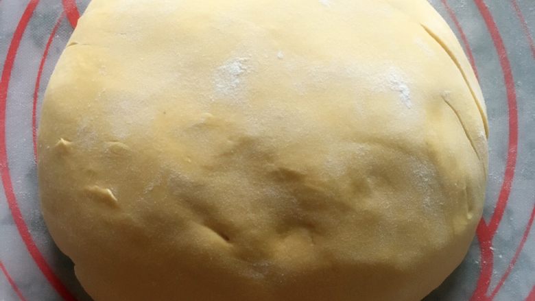 南瓜面包+⺀面团的发酵之旅″,拿出面团，排气一下醒半个小时。