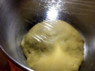 南瓜面包+⺀面团的发酵之旅″,所有材料揉勺，面团光滑，盖上保鲜膜放冰箱冷藏发酵一夜。