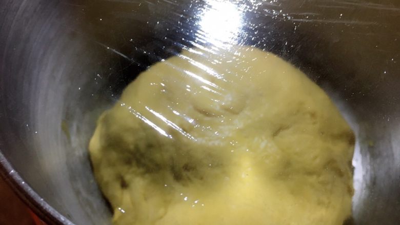 南瓜面包+⺀面团的发酵之旅″,所有材料揉勺，面团光滑，盖上保鲜膜放冰箱冷藏发酵一夜。