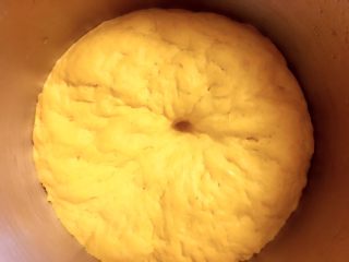 南瓜面包+⺀面团的发酵之旅″,发酵好面团状态，按下去不回缩，就可以了。