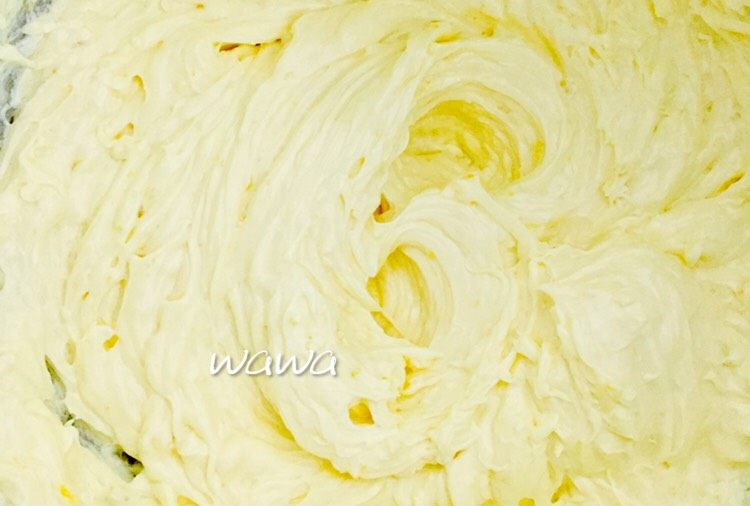 清新口感柠檬磅蛋糕,过筛加入黄油中翻拌均匀
