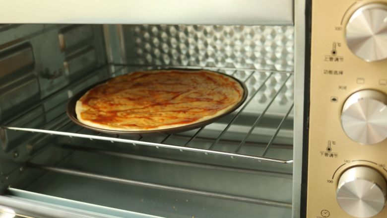 黑椒牛柳披萨,烤箱预热18度，放入胚子烤10分钟。