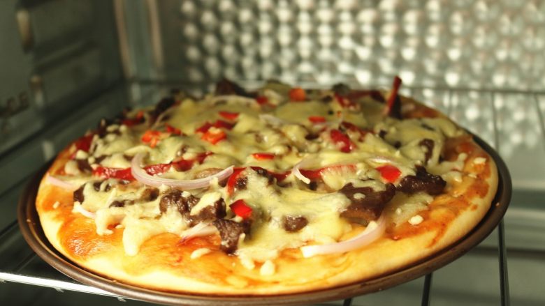 黑椒牛柳披萨,再次送入烤箱200度烤15分钟左右即可。