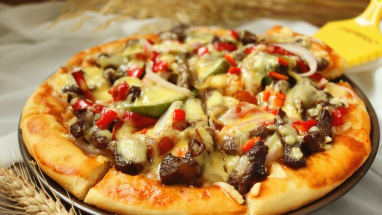 黑椒牛柳披萨,烤好的披萨切块食用，趁热吃。