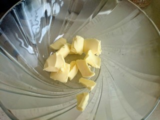 香葱曲奇,黄油切小块，软化到用手指轻轻一按就是一个洞的状态