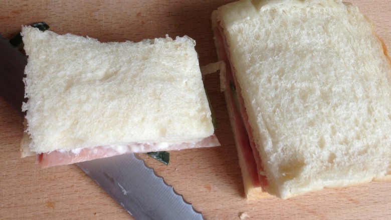 虎皮三明治,去掉面包边，对半切开。