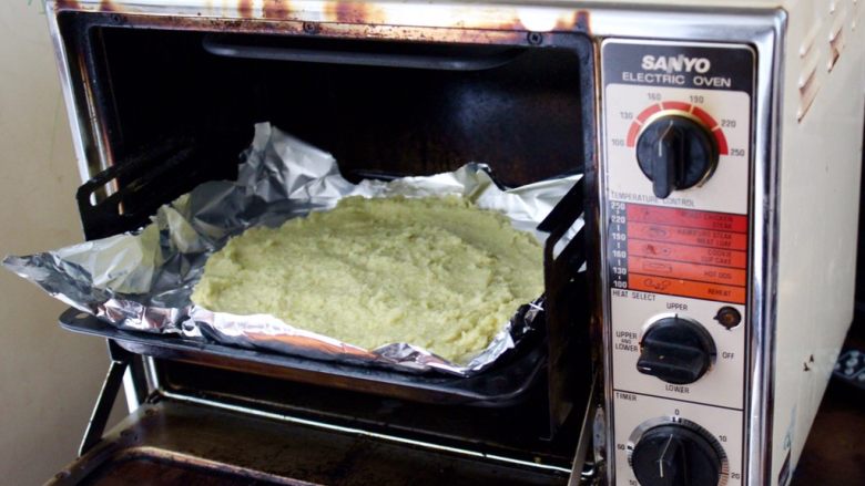 健康低热量披萨,放在190度的烤箱里烤15分钟
