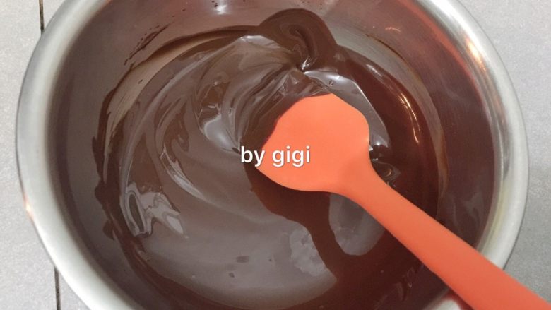 抹茶歌劇院蛋糕Matcha Opera Cake,制作甘納許：將黑巧克力隔熱水坐溶化 離開熱水盆