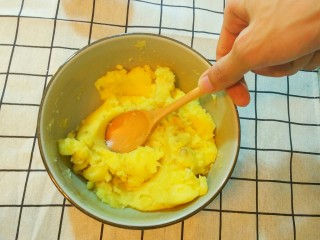 烤土豆泥,拿一把勺子，吧土豆泥和调料充分搅拌均匀。