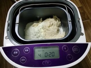 日式甜面包-中种法,将中种面团和主料除黄油以外食材放入面包机，启动揉面程序