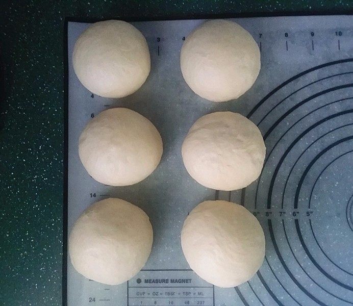 日式甜面包-中种法,搓圆盖膜松驰15分钟左右