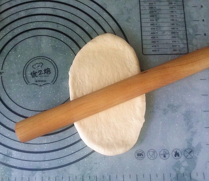 日式甜面包-中种法,取一面团擀成长舌形