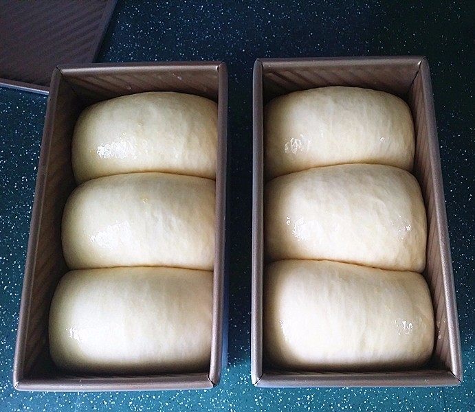 日式甜面包-中种法,发酵至8~9分满，取出刷层全蛋液