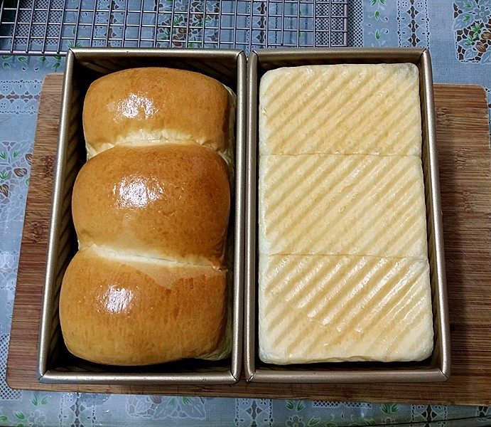 日式甜面包-中种法,表面金黄后取出倒之烤网上晾凉