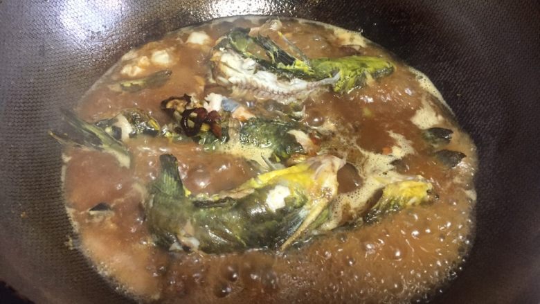 红烧昂刺鱼+#面团的发酵之旅#,加水，差不多漫过鱼为准。