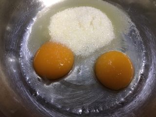 鸡蛋薄饼,鸡蛋加白糖用手动打蛋器，高速打三分钟左右，成鸡蛋绸糊状就可以了。