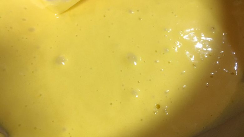 鸡蛋薄饼,这是加了低筋粉和盐，搅拌成鸡蛋糊的状态。