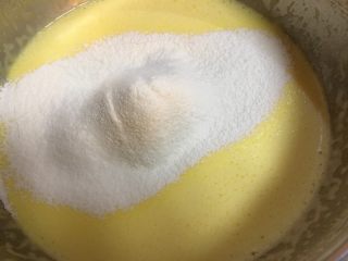 鸡蛋薄饼,鸡蛋糊中加入过筛的低筋面粉和盐，搅拌均匀，无颗粒状。