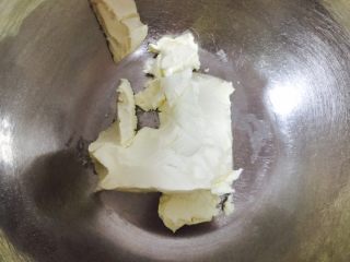 意式奶酪冻,我用的是kirih的奶油奶酪，相对于冻产品可以选择口感更棒的奶酪，提前把奶酪放于室温软化