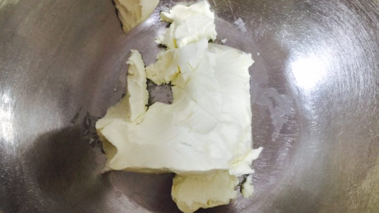 意式奶酪冻,我用的是kirih的奶油奶酪，相对于冻产品可以选择口感更棒的奶酪，提前把奶酪放于室温软化