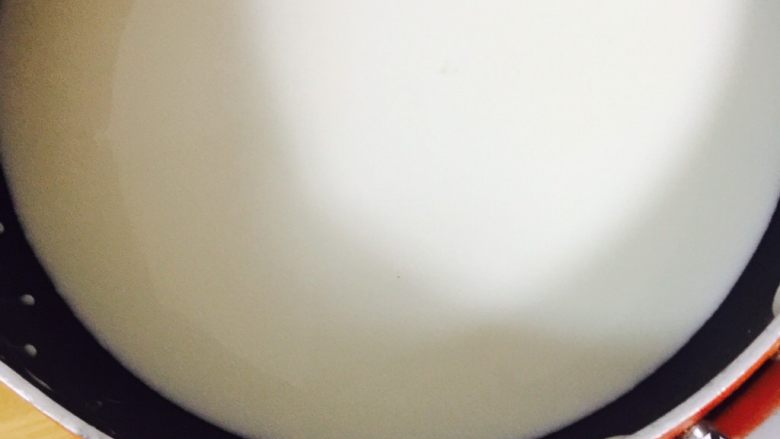 意式奶酪冻,<a style='color:red;display:inline-block;' href='/shicai/ 219'>牛奶</a>、淡奶油、糖放入锅中。