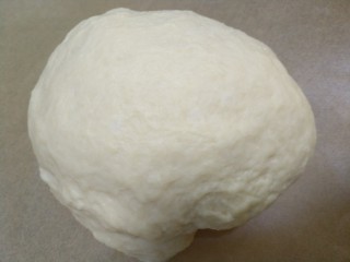 坚果面包#面团的发酵之旅#,加入黄油揉至扩展状态后进行发酵