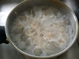 茭白拌鸡丝,鸡丝放微沸的水中滑熟，捞出用凉开水浸凉