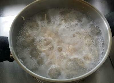茭白拌鸡丝,鸡丝放微沸的水中滑熟，捞出用凉开水浸凉