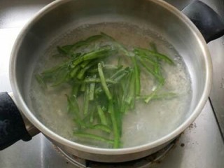 茭白拌鸡丝,青椒丝放沸水中焯水，捞出用凉开水浸凉