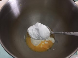金枪鱼鸡蛋三明治,在搅拌桶里放入全蛋液、酸奶、盐和Fluff 棉花糖