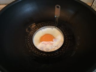 金枪鱼鸡蛋三明治,提前把鸡蛋煎好