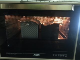 金枪鱼鸡蛋三明治,烤箱预热后，上管170度，下管180度烤30分分钟
