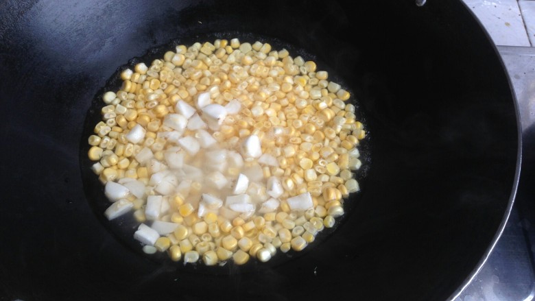 玉米青红椒炒肉丁,加入荸荠，盖锅盖煮八分钟左右。