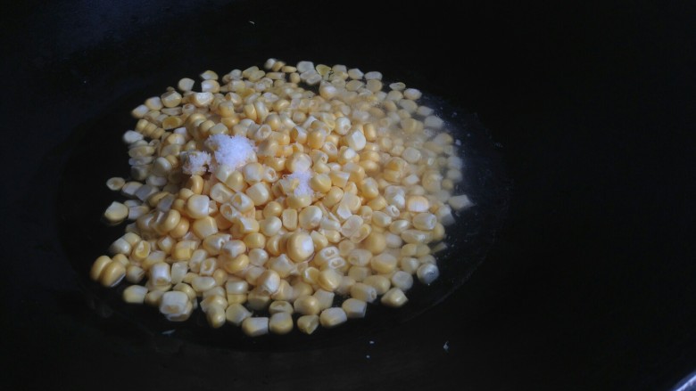 玉米青红椒炒肉丁,再加入适量的清水。
