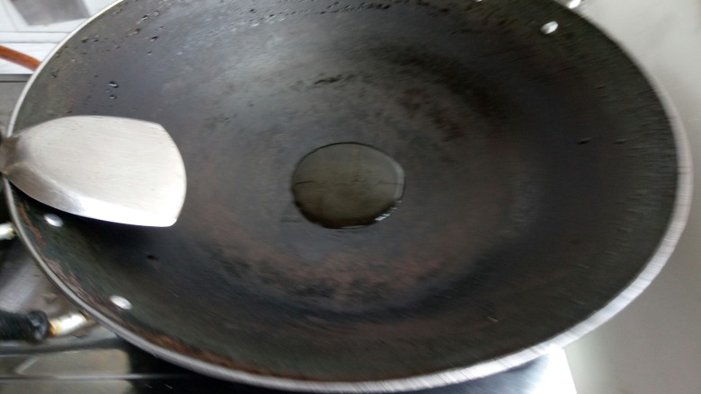 玉米青红椒炒肉丁,热锅下油。