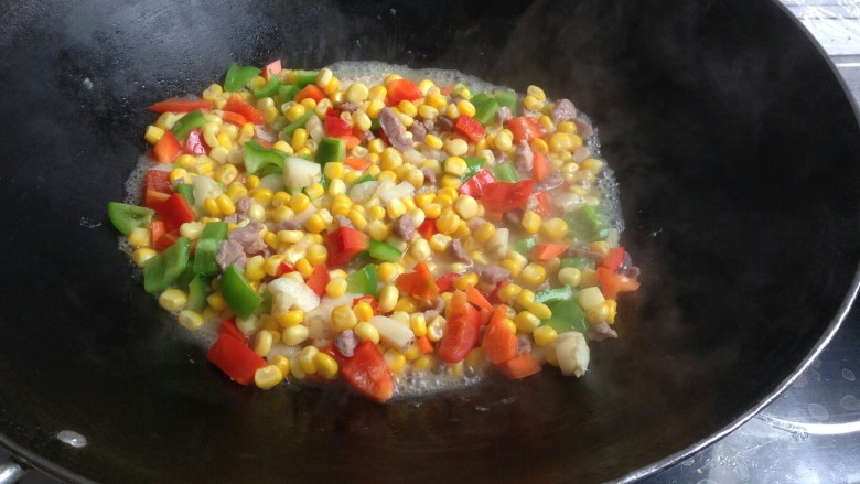 玉米青红椒炒肉丁,加入用生粉勾的芡汁。