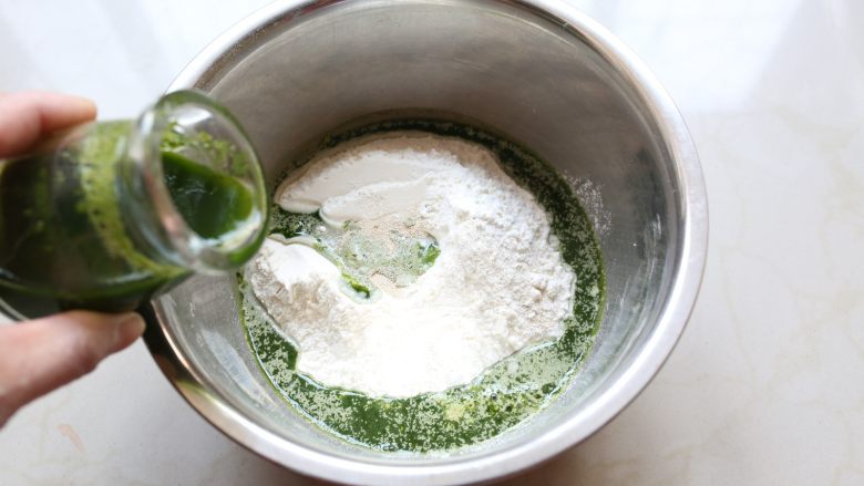 双色菜汁花卷：把维生素揉进面团里,150克面粉中放入2克酵母，再倒入芹菜原汁。