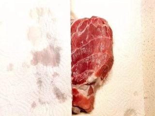 电饭锅版叉烧肉,猪肉从水中取出，用厨房纸吸掉多余水分