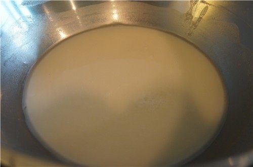 汤种牛奶吐司,水沸后，隔水加热面粉和水的混合物，并不断搅拌，以防糊底。