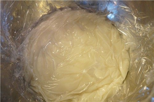 汤种牛奶吐司,汤种表面盖上一层保鲜膜，以防结皮和水分流失，放凉至室温使用。