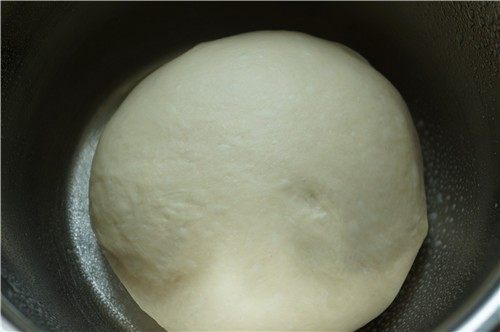 汤种牛奶吐司,干净的盆中喷上上一点点的色拉油，将面团稍稍滚圆，放入其中，盖上保鲜膜或者湿毛巾，进行发酵。