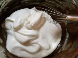 六寸可可戚风蛋糕,将三分之一的蛋白放入可可蛋黄盆中，用蛋抽画Z字形混合。