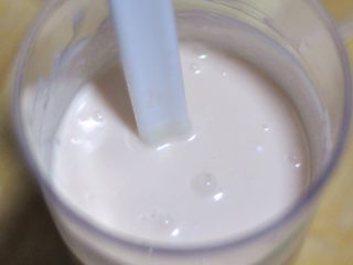 QQ糖抹茶慕斯,
把放凉的QQ糖液体，少量多次的加入到淡奶油中，最好是加入两勺，就搅拌一次。