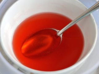 QQ糖抹茶慕斯,将QQ糖与开水混合，微波炉加热至完全融化，放冰水里降温。 